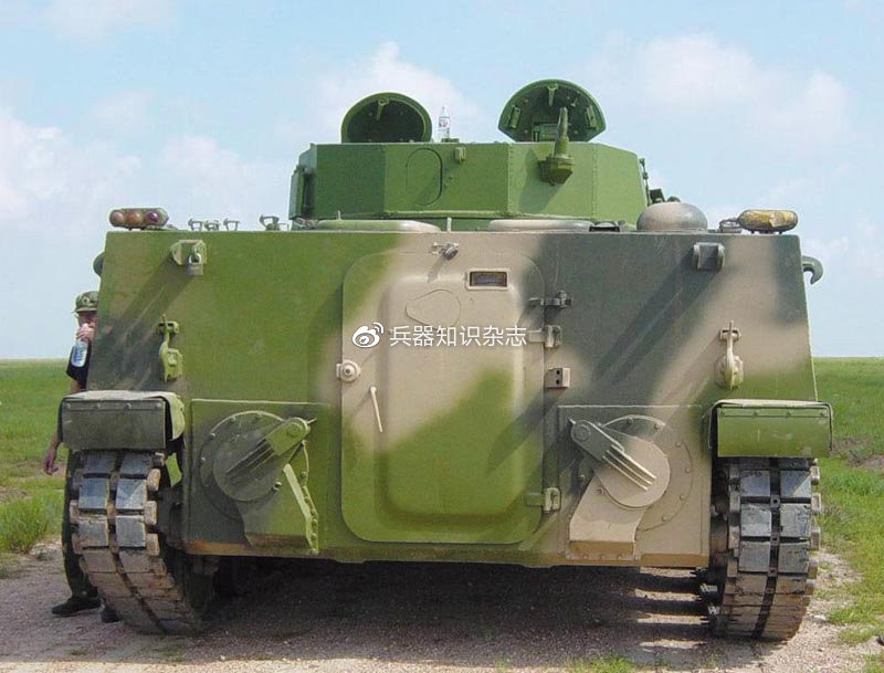 Nhưng nhờ động cơ đặt phía trước, nên xe chiến đấu bộ binh của Trung Quốc có cửa sau lớn hơn, có thể đóng mở nhanh chóng, thuận tiện cho binh lính ra vào xe và động cơ cũng có công nghệ chế tạo đơn giản hơn.