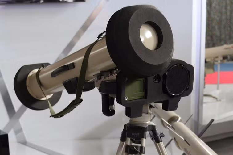 Tên lửa trong hình dáng bên ngoài giống như tổ hợp Javelin của Mỹ, các ống phóng kiêm luôn ống bảo quản tên lửa. Theo yêu cầu của khách hàng, tổ hợp có thể được cung cấp dưới dạng phiên bản bộ binh (TPK và khối trang bị) hoặc phiên bản lắp trên xe cơ giới.