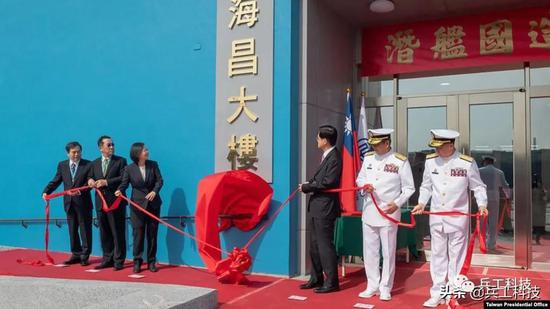 Nhà xưởng, ụ nổi đều có sẵn; hệ thống sonar kỹ thuật số và hệ thống vũ khí tàu ngầm đều đã được Mỹ phê duyệt, và hợp đồng đã được ký với nhà sản xuất. Ngày 24/11/2020, Lãnh đạo Đài Loan Thái Anh Văn đã tham gia Lễ khởi công, chính thức đánh dấu giai đoạn thi công.