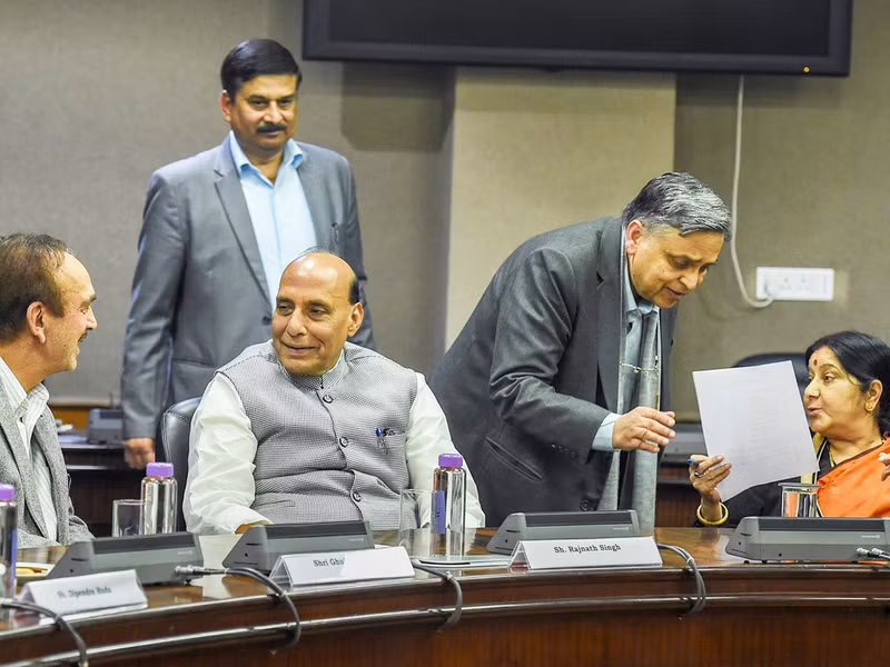 Theo nhà phân tích quốc phòng Ravi Gupta của Ấn Độ, khi phi công Varthaman bị phía Pakistan bắt giữ, điều Ấn Độ cần phải đảm bảo rằng, anh ta không bị tổn hại gì. Mà để đạt được điều đó gồm hai yếu tố, đó là có loại vũ khí có khả năng răn đe và ý chí chính trị.