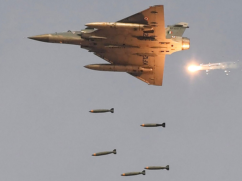 Vào rạng sáng ngày 26/2/2019, Không quân Ấn Độ đã thực hiện các cuộc không kích xuyên biên giới vào khu vực Balakot của Pakistan, để phá hủy cơ sở hạ tầng của khủng bố Jaish-e-Mohammed. Chiến dịch được thực hiện để trả thù cho vụ 40 lính biên phòng Ấn Độ ở Jammu và Pulwama (thuộc khu vực Kashmir), bị phục kích giết hại vào ngày 14/2/2019.