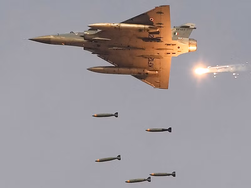 Vào rạng sáng ngày 26/2/2019, Không quân Ấn Độ đã thực hiện các cuộc không kích xuyên biên giới vào khu vực Balakot của Pakistan, để phá hủy cơ sở hạ tầng của khủng bố Jaish-e-Mohammed. Chiến dịch được thực hiện để trả thù cho vụ 40 lính biên phòng Ấn Độ ở Jammu và Pulwama (thuộc khu vực Kashmir), bị phục kích giết hại vào ngày 14/2/2019.