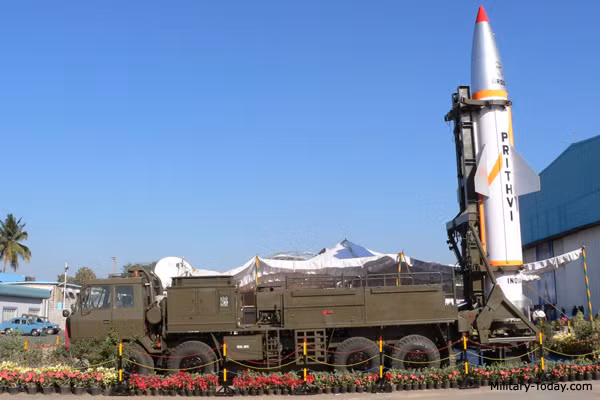 Hiện đã có hai phiên bản tên lửa là Prithvi-I và Prithvi-II đã được biên chế cho các lực lượng vũ trang Ấn Độ; loại tên lửa thứ ba, Prithvi-III, đang được DRDO phát triển.