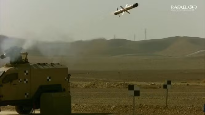 Spike được trang bị bộ phận cảm ứng nhiệt và đầu đạn Tandem để phá giáp phản ứng nổ. Hiện tại, tên lửa Spike đang tồn tại dưới 5 phiên bản. Về cơ bản, cấu tạo của các phiên bản là như nhau. Chúng chỉ khác nhau về kích thước và tầm bắn.