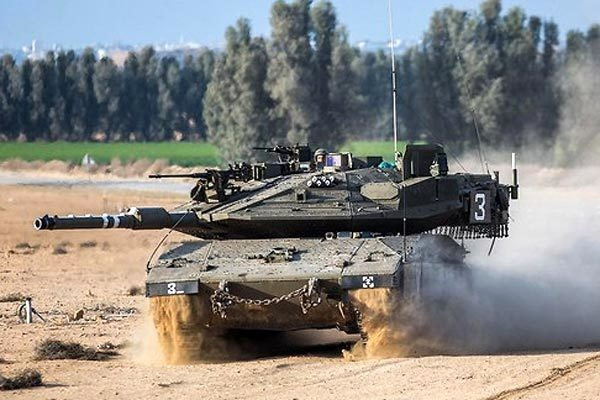 Giống với các phiên bản đời đầu của xe tăng M1 Abrams của Mỹ, những phiên bản đầu tiên của Merkava, cũng được trang bị nòng pháo chính 105 mm. Các phiên bản sau này của Merkava, được cải tiến và sở hữu pháo nòng trơn 120 mm, do chính Israel thiết kế.