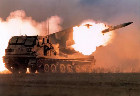 Israel đang sở hữu 48 hệ thống Smasher. Số vũ khí này hiện chỉ bắn được tới các mục tiêu cách xa tối đa 40 km. Tuy nhiên, điều này sẽ sớm thay đổi, khi đạn rocket tầm bắn 150 km, được Israel chế tạo thành công. Lúc này, pháo binh lục quân Israel có thể từ Haifa tấn công sang tận Damascus của Syria. Nguồn ảnh: Pinterest.