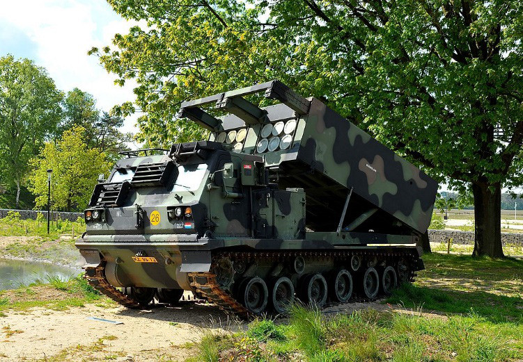 Cuối cùng là hệ thống pháo phản lực bắn loạt Smasher, thực ra chính là loại pháo phản lực bắn loạt M-270 MRLS của Mỹ. Là vũ khí chủ lực của pháo binh Mỹ, M-270 được phát triển trong những năm 1970 và là một trong những vũ khí làm thay đổi bộ mặt quân đội Mỹ.