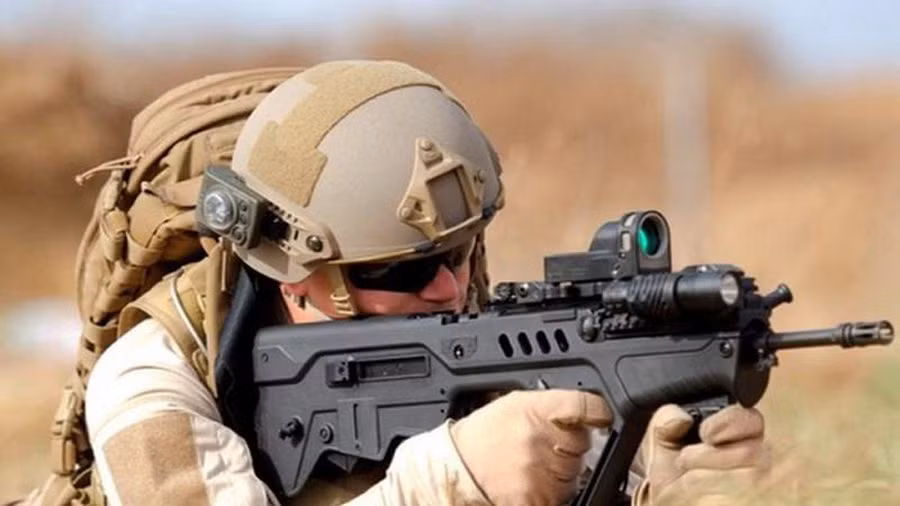 Súng sử dụng thiết kế khóa nòng xoay và nạp đạn bằng khí nén giống súng trường tiến công AK-47 của Liên Xô. Tavor có thể bắn đạn cỡ 5,56 mm và tương thích với hộp đạn 30 viên, tiêu chuẩn của NATO. Các phiên bản nhỏ gọn hơn nữa sẽ có nòng súng ngắn hơn và sử dụng đạn súng ngắn 9 mm Luger.