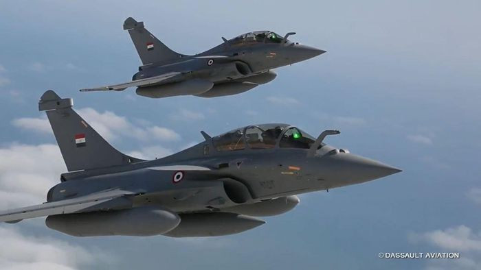 Rafale có trần bay thấp, tầm bay và khả năng cơ động trung bình. Các máy bay chiến đấu Rafale Ai Cập cũng không nhận được tên lửa không đối không Meteor hoặc tên lửa hành trình SCALP hiện đại. Mặc dù vậy, Rafale vẫn là một máy bay đáng gờm do có hệ thống tác chiến điện tử và radar mạnh mẽ. 