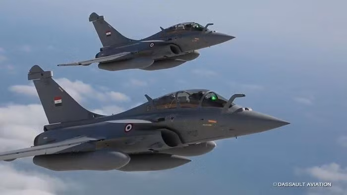 Rafale có trần bay thấp, tầm bay và khả năng cơ động trung bình. Các máy bay chiến đấu Rafale Ai Cập cũng không nhận được tên lửa không đối không Meteor hoặc tên lửa hành trình SCALP hiện đại. Mặc dù vậy, Rafale vẫn là một máy bay đáng gờm do có hệ thống tác chiến điện tử và radar mạnh mẽ. 