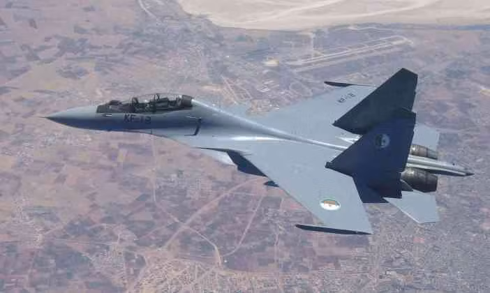 Tiêm kích Su-30MKA được triển khai tên lửa tầm xa dẫn đường bằng radar chủ động R-77 để không chiến. Su-30MKA có hiệu suất bay tuyệt vời, tầm bay xa, tốc độ cao và khả năng cơ động tốt. Ước tính có khoảng 58 chiếc hiện đang phục vụ trong không quân Algeria. 