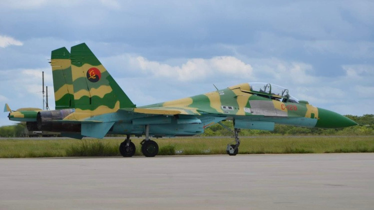 Thứ ba là máy bay chiến đấu hạng nặng Su-30KN của không quân Angola. Su-30K là một trong những biến thể Su-30 kém nhất và hoạt động rất ngắn trong không quân Ấn Độ, trước khi được thay thế bằng Su-30MKI. Sau đó các máy bay chiến đấu Su-30K đã được Belarus nâng cấp lên Su-30KN và mang lại hiệu quả vượt trội hơn nhiều.