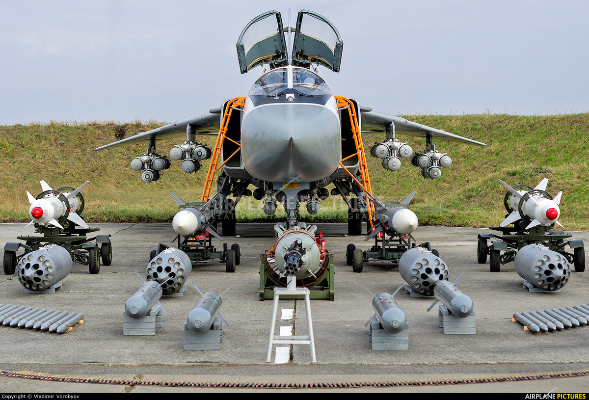 Su-24M được đánh giá cao nhờ khả năng xâm nhập không phận đối phương ở nhiều độ cao, bao gồm cả độ cao rất thấp; trang bị radar lập bản đồ mặt đất, có thể hoạt động tầm xa và khả năng tương thích với một số vũ khí không đối đất tiên tiến, bao gồm vũ khí dẫn đường bằng laser và TV như các tên lửa như Kh-58, Kh-59 và Kh-59M.