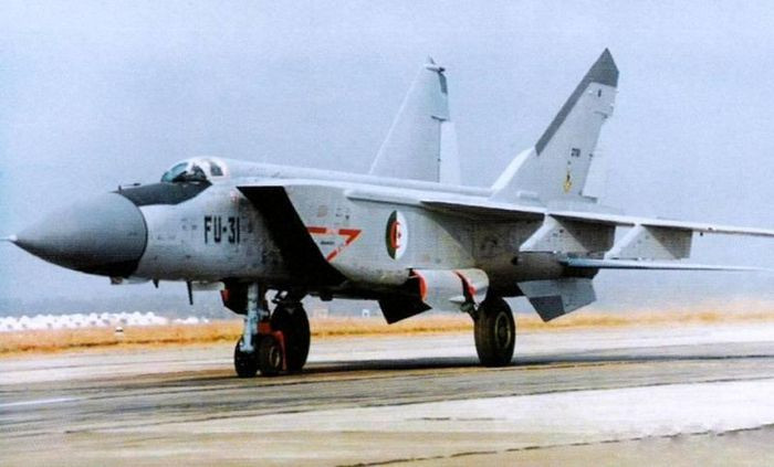 Cuối cùng là máy bay đánh chặn hạng nặng MiG-25 của Algeria, là máy bay phản lực chiến đấu nhanh nhất ở châu Phi. Các máy bay MiG-25 trong phi đội Algeria có thể vượt tốc độ Mach 3,2 và mang tên lửa có đầu đạn nặng 100 kg, với tầm bắn xa từ 80 đến 100 km. Nguồn ảnh: Pinterest.