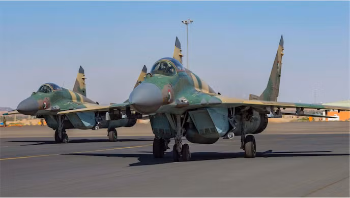 Thứ tư là máy bay chiến đấu tấn công Su-24M của không quân Sudan, Su-24M được xem là một trong những máy bay chiến đấu tấn công hàng đầu thế giới và là máy bay mạnh nhất ở châu Phi về khả năng không đối đất.