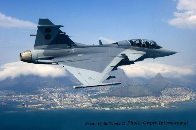 Tiếp theo là máy bay chiến đấu hạng nhẹ Gripen D của Nam Phi, Gripen có bộ cảm biến đáng gờm, hệ thống tác chiến điện tử hiện đại và được trang bị tên lửa không đối không AIM-120C, giống với các tên lửa của F-16 Maroc. 