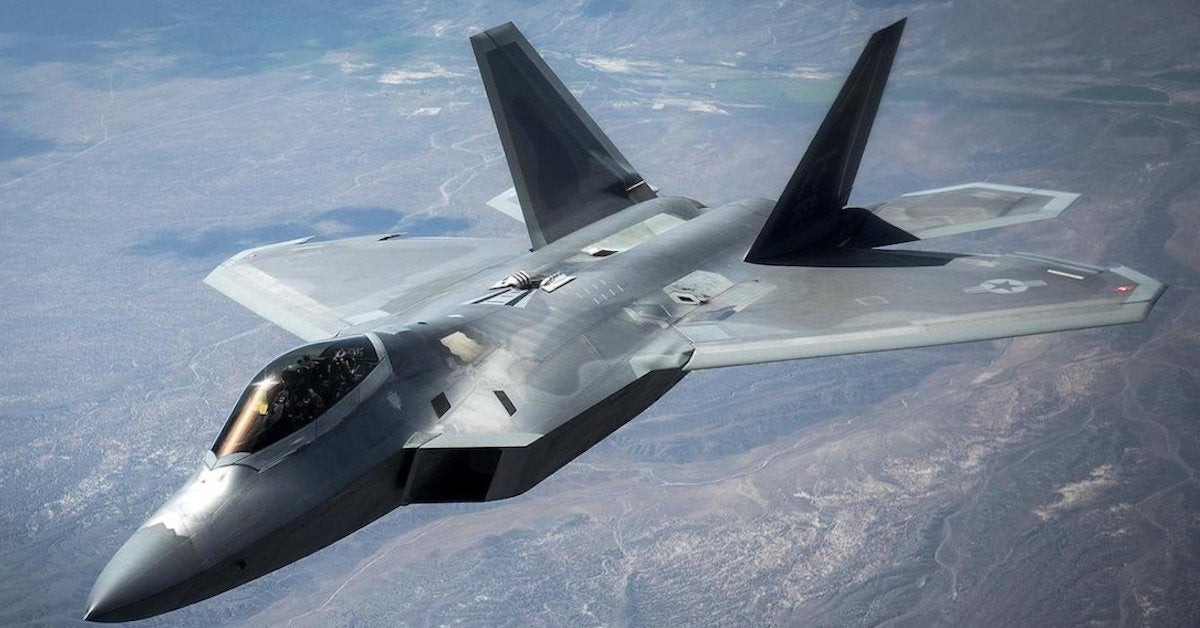 Việc cố gắng biến một loại máy bay, được chế tạo chuyên nhiệm vụ chiếm ưu thế trên không, trở thành máy bay tiến công mặt đất, là việc làm thực sự “bất đắc dĩ” của Không quân Mỹ, trước sức ép của dư luận; để khỏi mang tiếng F-22 là loại chiến đấu cơ “vô dụng” mà thôi. Nguồn ảnh: Pinterest.