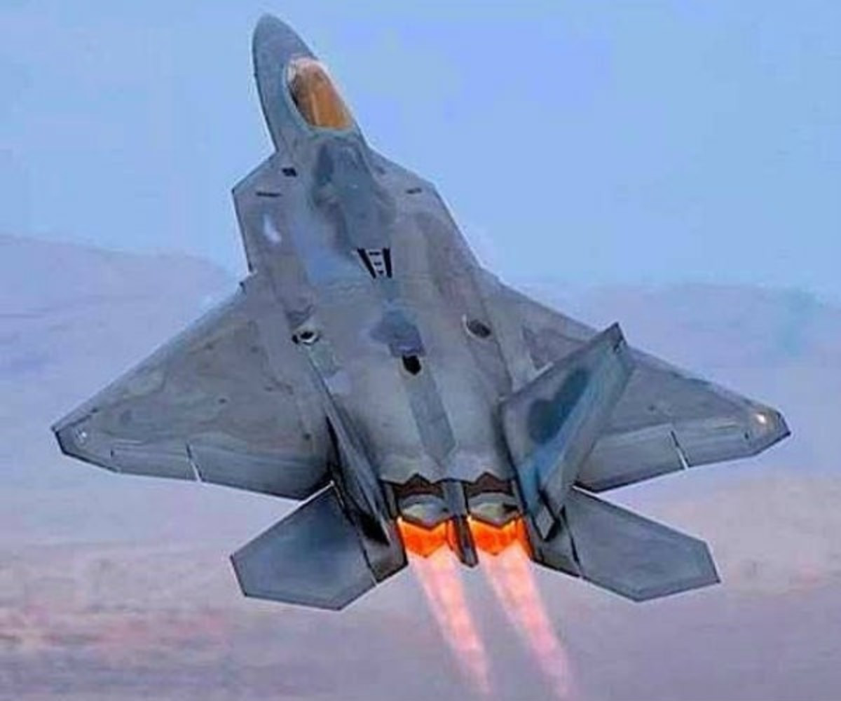 F-22 tham gia chiến đấu lần đầu, là trong cuộc không kích chống lại nhóm phiến quân Nhà nước Hồi giáo IS tự xưng ở Iraq, vào năm 2015. Không quân Mỹ bắt buộc xuất kích F-22, là nhằm giảm áp lực về loại chiến đấu cơ hiện đại, nhưng cả thập kỷ không có bất kỳ hoạt động chiến đấu nào.