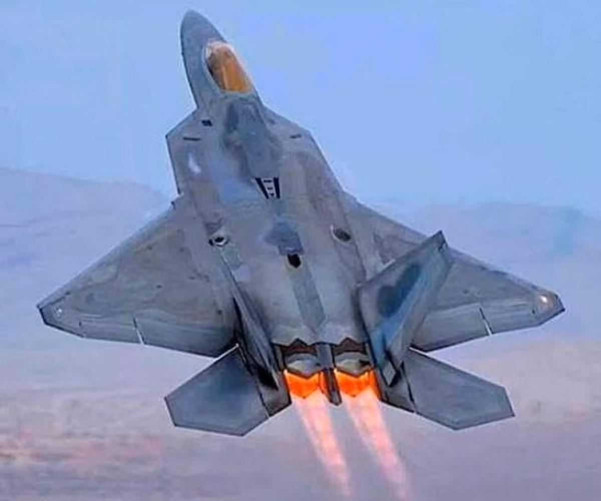 F-22 tham gia chiến đấu lần đầu, là trong cuộc không kích chống lại nhóm phiến quân Nhà nước Hồi giáo IS tự xưng ở Iraq, vào năm 2015. Không quân Mỹ bắt buộc xuất kích F-22, là nhằm giảm áp lực về loại chiến đấu cơ hiện đại, nhưng cả thập kỷ không có bất kỳ hoạt động chiến đấu nào.
