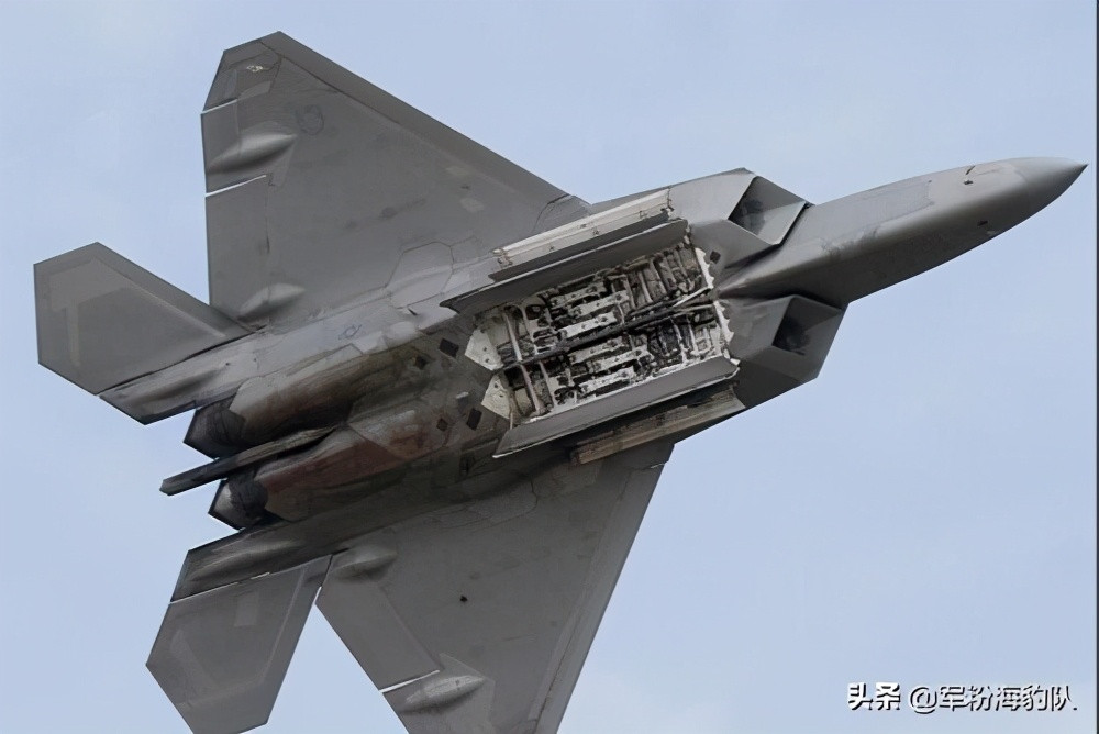 Để đỡ mang tiếng là “vô hại”, F-22 đã được điều chỉnh để mang bom dẫn đường có đường kính nhỏ, có thể chứa được trong khoang vũ khí; mặc dù chỉ có thể mang với số lượng ít và do bom đường kính nhỏ, nên bom không thể xuyên thủng được các mục tiêu kiên cố.