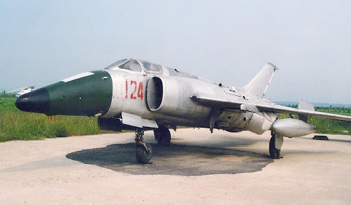 Một phiên bản "kỳ lạ" của Q-5 là máy bay phóng ngư lôi Q-5B. Đến năm 1965, máy bay phóng ngư lôi săn tàu mặt nước, dường như là một khái niệm "cổ xưa", xuất phát từ Trận chiến Midway, hơn là thời kỳ tác chiến hiện đại của tên lửa chống hạm có điều khiển. Q-5B có thể mang theo hai ngư lôi Yu-2, hoặc một quả bom nặng 1.350kg.