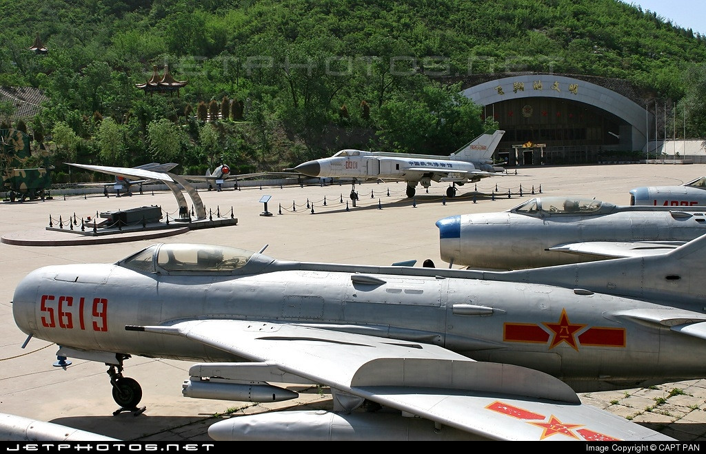 Giai đoạn này, Không quân Trung Quốc đã được Liên Xô viện trợ máy bay chiến đấu phản lực 2 động cơ, có tốc độ siêu âm đầu tiên là MiG-19; quan trọng hơn, là Trung Quốc đã được Liên Xô chuyển giao công nghệ để sản xuất loại máy bay này tại Trung Quốc với tên gọi Shenyang J-6, từ năm 1958.