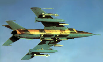 Thiết kế cánh xuôi của MiG-19 được thay thế bằng một cánh mới, có diện tích lớn hơn. Q-5 sử dụng chung động cơ tuốc bin phản lực Liming Wopen WP-6 A của J-6 (bản sao động cơ Tumansky RD-9); tuy nhiên độ bền động cơ rất kém, chỉ có khoảng 100 giờ hoạt động.