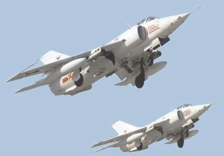 Q-5 không tham chiến đấu nhiều, nhưng nó đã nếm mùi hỏa lực với không quân Sudan ở Darfur và với phiến quân Myanmar trong các chiến dịch chống nổi dậy. Nếu Trung Quốc tham chiến với Mỹ hoặc Liên Xô trong Chiến tranh Lạnh, thì chắc chắn Q-5 sẽ dễ dàng là "mồi ngon" của hệ thống phòng không lục quân hoặc máy bay chiến đấu tiền tuyến của Mỹ và Liên Xô. Nguồn ảnh: Pinterest.