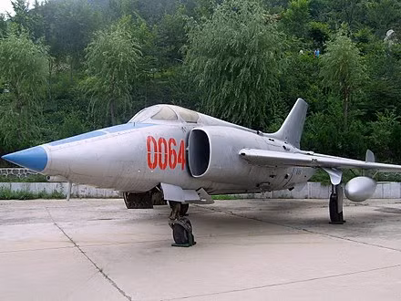 Chiếc cường kích - bom Q-5 dựa trên thiết kế của MiG-19, tuy nhiên đây là mẫu máy bay chiến đấu siêu âm, cho nên để giảm tốc độ siêu âm, máy bay đã chuyển cửa hút gió từ mũi sang hai bên thân, để lấy chỗ lắp radar (nhưng thực tế chưa bao giờ được lắp).