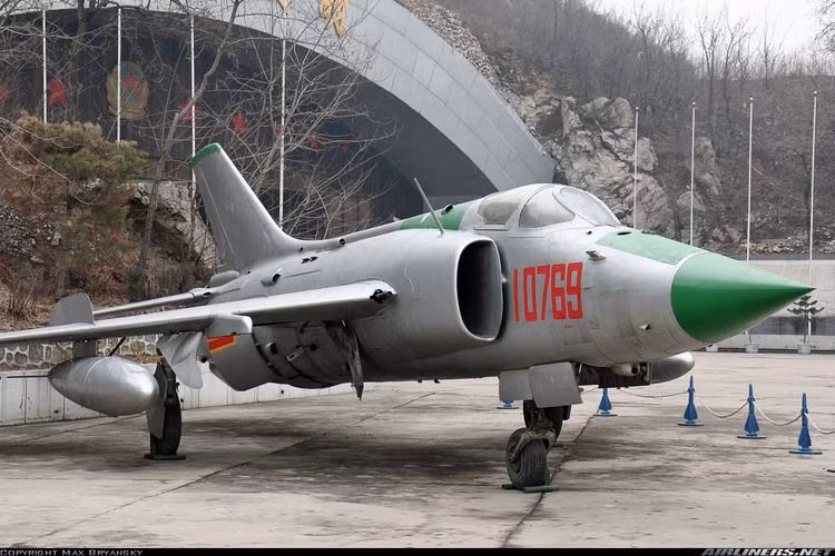 Trước khi chương trình bị dừng lại vào năm 1961, thì vào năm 1960, các bản vẽ sản xuất Q-5 đã được hoàn thành, cho phép bắt đầu chế tạo các nguyên mẫu. Năm 1964, chương trình được nối lại, chuyến bay đầu tiên diễn ra vào ngày 10/6/1965; việc sản xuất loạt bắt đầu vào năm 1969, bắt đầu biên chế trong Quân đội Trung Quốc từ năm 1970.