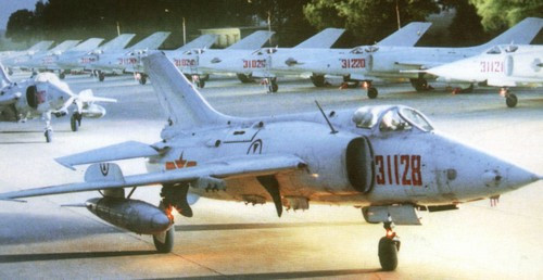 Chương trình được khởi động từ năm 1958; nhưng từ năm 1958 đến năm 1962, tình hình nội địa của Trung Quốc diễn biến phức tạo và bất ổn định, khiến thiết kế máy bay của Trung Quốc bị lùi lại.