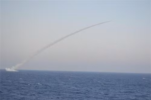 Một cải tiến lớn của lớp 636.3 là khả năng phóng tên lửa hành trình Kalibur (phiên bản xuất khẩu được gọi là Klub), đây là loại tên lửa đa năng, với các phiên bản tác chiến tấn công đất liền, chống hạm và chống tàu ngầm. Vào tháng 12/2016, tàu ngầm Rostov-on-Don của Nga đã phóng tên lửa Kalibur vào các mục tiêu tại Syria.