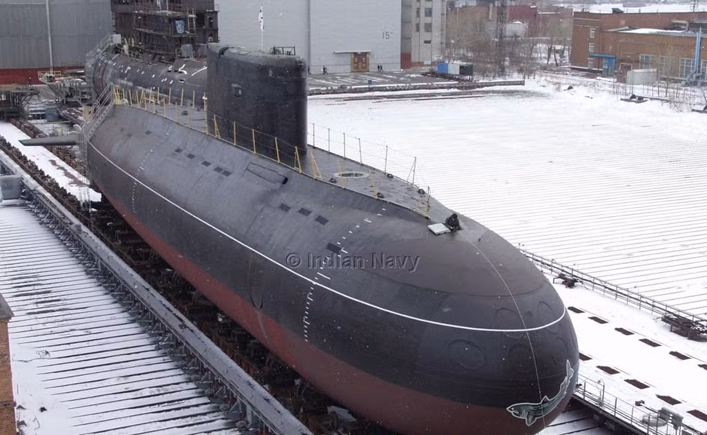 Không giống như Hải quân Mỹ, hiện đang hoàn toàn sử dụng tàu ngầm chay bằng năng lượng hạt nhân; Nga hiện vẫn duy trì lực lượng tàu ngầm chạy bằng cả động cơ diesel và hạt nhân. Lý do là một số vùng biển của Nga là vùng nước nông, không phù hợp cho việc sử dụng tàu ngầm hạt nhân.