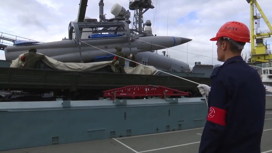 P-270 Moskit nặng 4.500 kg và có tầm bắn lên tới 250 km. Nó có thể mang theo đầu đạn hạt nhân, với sức nổ tương đương 120 kt thuốc nổ TNT. Tốc độ tối đa của tên lửa là 3 Mach, sử dụng hệ thống dẫn đường quán tính và radar chủ động pha cuối. Loại máy bay phóng tên lửa từ trên không, chủ yếu là Su-27 và Su-33.