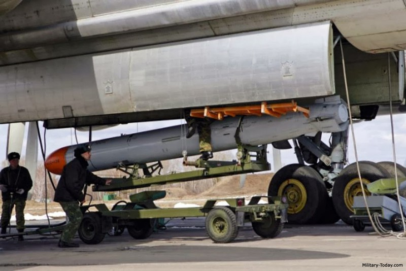 Tên lửa Kh-55 lúc đầu được thiết kế để phóng từ máy bay ném bom chiến lược Tu-160 được đưa vào sử dụng từ năm 1981. Tùy thuộc vào loại đầu đạn, nên Kh-55 có hai phiên bản, có trọng lượng lần lượt là 1.650 kg và 2.400 kg. Ngoài đầu đạn thống thường, tên lửa còn có thể trang bị đầu đạn hạt nhân, với sức nổ tương đương với 200 kt TNT.