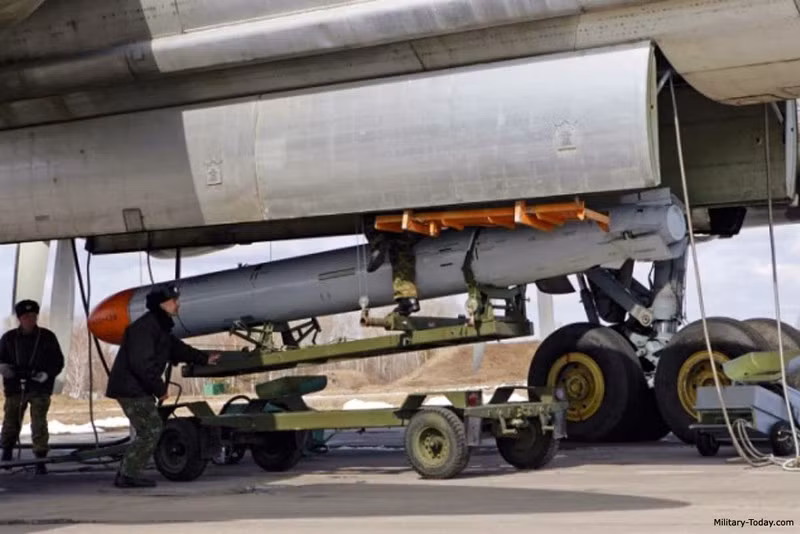 Tên lửa Kh-55 lúc đầu được thiết kế để phóng từ máy bay ném bom chiến lược Tu-160 được đưa vào sử dụng từ năm 1981. Tùy thuộc vào loại đầu đạn, nên Kh-55 có hai phiên bản, có trọng lượng lần lượt là 1.650 kg và 2.400 kg. Ngoài đầu đạn thống thường, tên lửa còn có thể trang bị đầu đạn hạt nhân, với sức nổ tương đương với 200 kt TNT.