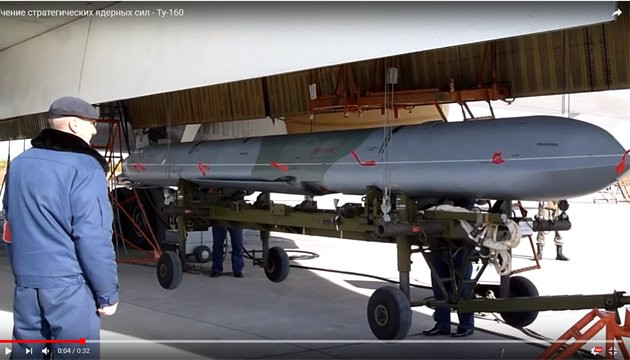 Tên lửa Kh-101 có trọng lượng nặng từ 2.200 đến 2.400 kg và mang một đầu đạn thông thường nặng từ 400 đến 450 kg hoặc mang một đầu đạn hạt nhân. Tầm bắn của tên lửa là 4.500 - 5.500 km và có thể bay ở độ cao tối đa 6 km. Tên lửa sử dụng hệ thống dẫn đường hỗn hợp, có khả năng chống nhiễu và cho mức chính xác cao.