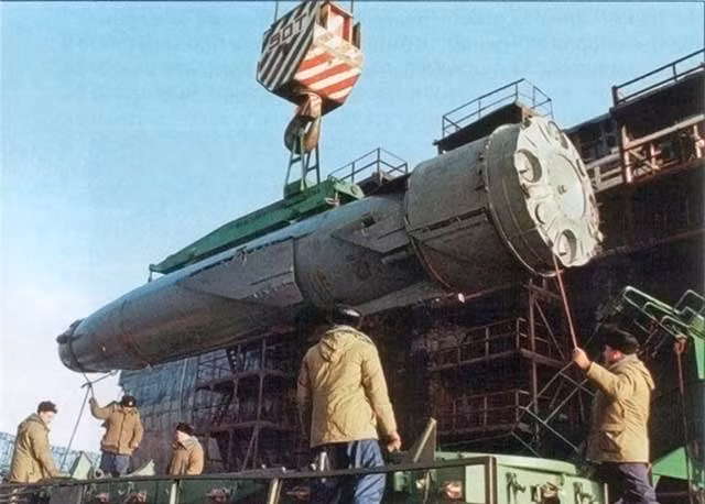 Đứng cuối trong top 5 tên lửa hành trình tốt nhất của Nga là P-700 Granit (Đá hoa cương). Loại tên lửa hành trình này là thuộc loại tên lửa chống hạm, được biên chế trong Hải quân Nga. P-700 một thời là nỗi kinh hoàng của hải quân phương Tây và được đặt tên là “sát thủ tàu sân bay”.