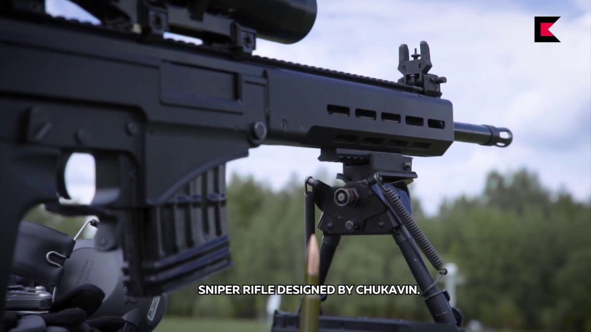 Ngoài ra, thiết kế của SVCh còn có chân súng, có thể gắn ở hầu hết các vị trí; tất cả những thiết kế này, giúp xạ thủ có tâm thế thoải mái khi sử dụng súng, mà không bị gò bó bởi thiết kế cố định; những thiết kế trên không hề có trên khẩu súng bắn tỉa SVD.