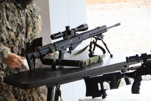 Súng bố trí ray Picatinny phía trên, đủ bố trí các phụ kiện như kính ngắm quang học hoặc bộ phận ngắm thông thường; một thanh ray phía dưới để lắp chân súng. Phiên bản SVCh 7,62x54R có thể sử dụng hộp tiếp đạn của khẩu SVD, cho phép nó tận dụng được ở một mức độ nào đó, với phụ kiện còn tồn kho.