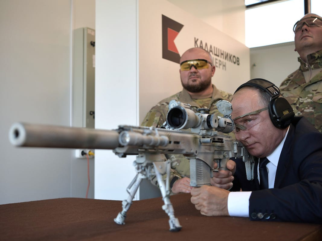 Vào tháng 11/2019, tập đoàn sản xuất súng Kalashnikov thông báo, họ sẽ bắt đầu sản xuất hàng loạt SVCh vào năm 2020, và sẽ thay thế cho vai trò của khẩu súng bắn tỉa SVD, đã có hơn 50 năm phục vụ trong Quân đội Nga. SVCh đã trở lên nổi tiếng, sau những bức ảnh cho thấy Tổng thống Nga Putin, sử dụng khẩu súng này.