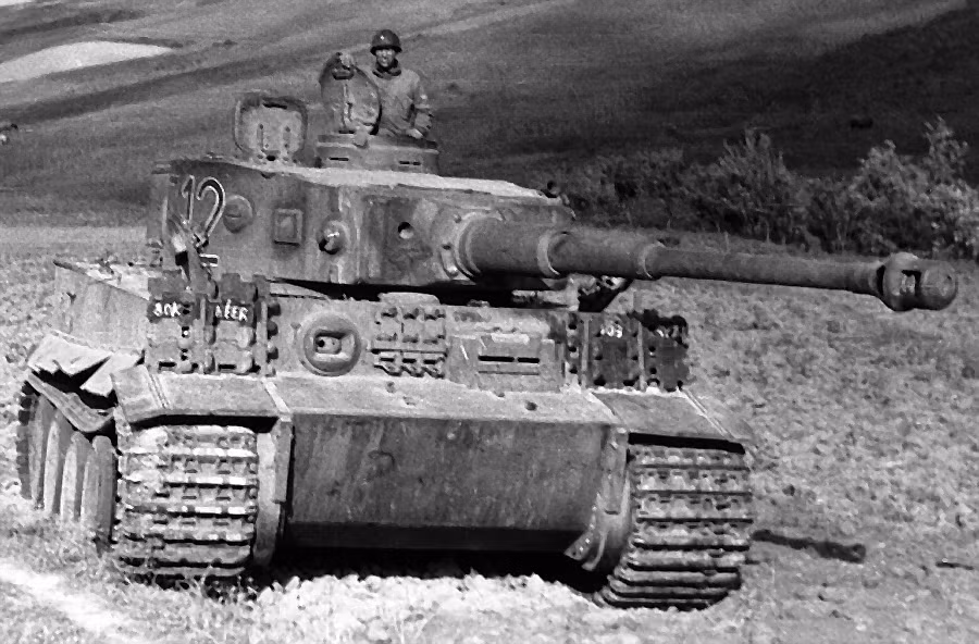 Tiger là một bước tiến lớn từ các mô hình Panzer. Giáp trước của nó có khả năng chống đạn tốt hơn. Khẩu pháo chính 88mm của nó, có thể xuyên qua lớp giáp 100mm ở khoảng cách lên đến 1km. Đó là chiếc xe tăng ấn tượng nhất trên thế giới, nổi tiếng cả sau khi chiến tranh thế giới thứ hai kết thúc.