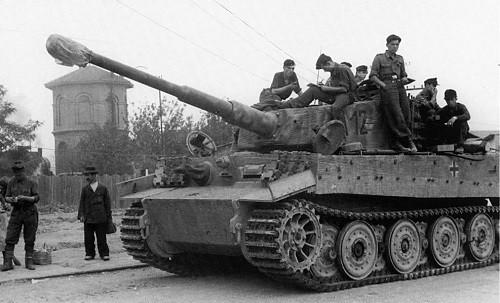 Thứ tư là xe tăng Tiger, việc xe tăng T-34 của Nga xuất hiện, đã buộc người Đức phải nghiên cứu, phát triển xe tăng hạng nặng vào năm 1937. Sau đó, hai chiếc xe tăng được thiết kế nhanh chóng và chiếc có kết cấu đơn giản hơn, được đưa vào sản xuất năm 1942, với tên gọi là Tiger.