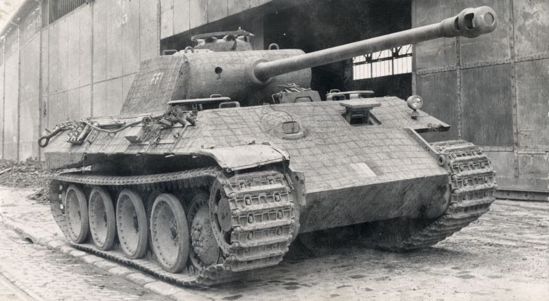 Thứ năm là xe tăng Panther V, cũng được kỳ vọng đối đầu với T-34 của Nga, Panther V là một tăng hạng trung, được tạo ra bởi Maschinenfabrik Augsburg-Nürnberg và đưa vào sản xuất hồi tháng 11/1942.