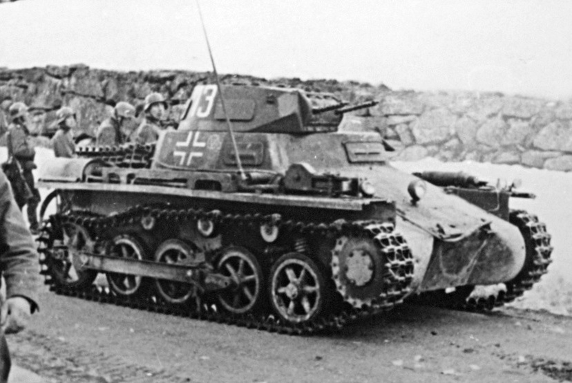Thứ hai là xe tăng Panzer I, vào năm 1933 Đức trang bị cho quân đội những chiếc xe tăng mới, với nhiều ưu thế và thiện chiến hơn. Xe tăng này sử dụng công nghệ bọc thép hiện đại hơn, để kiên cố và hoạt động hiệu quả hơn và Panzer I, là sản phẩm đầu tiên của chương trình này.