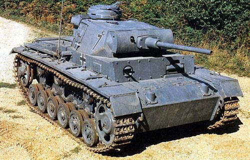 Thứ ba là mẫu tăng Panzer III, dựa trên hiệu suất của Panzer I và vũ khí kế nhiệm là chiếc Panzer II, những chiếc Panzer III đã ra đời, cùng với xe tăng hỗ trợ Panzer IV.