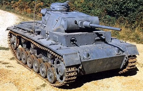 Thứ ba là mẫu tăng Panzer III, dựa trên hiệu suất của Panzer I và vũ khí kế nhiệm là chiếc Panzer II, những chiếc Panzer III đã ra đời, cùng với xe tăng hỗ trợ Panzer IV.