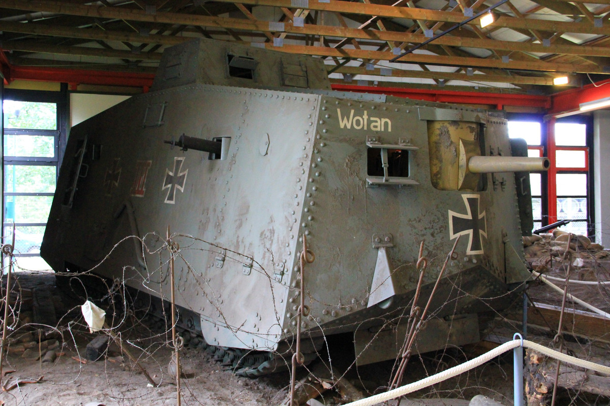 Đến tháng 3/1918, xe tăng hạng nặng A7V đầu tiên của Đức bắt đầu ra trận. A7V đã được điều chỉnh, dùng khung gầm của máy kéo Holt, thêm một vỏ bọc thép bọc xung quanh. Một khẩu súng 57mm được lắp đặt ở phía trước của mỗi chiếc xe tăng, với 6 hoặc 7 khẩu súng máy Maxim được gắn ở các cổng bắn quanh phần còn lại. 