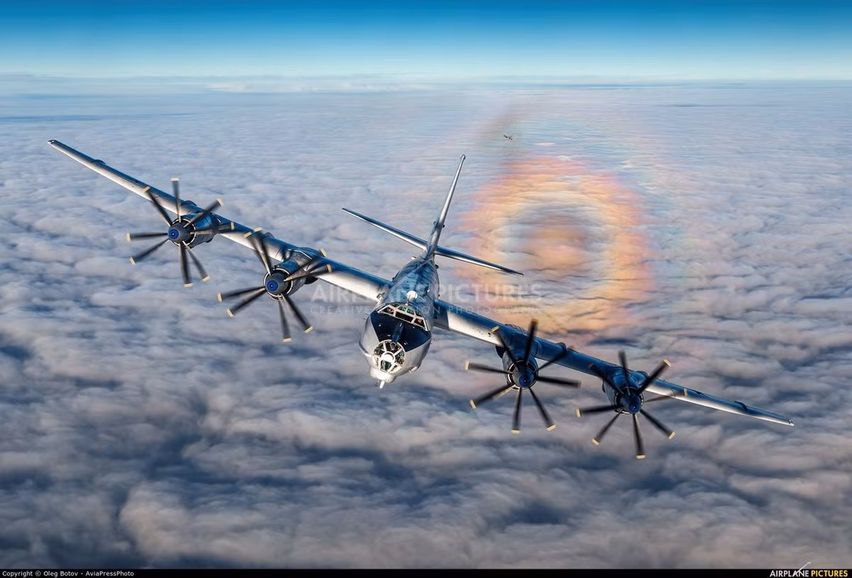 Trong quá trình di chuyển, máy bay Tu-142M3 được hộ tống suốt chặng đường, bằng máy bay đánh chặn tầm cao MiG-31BM. Cùng lúc đó, máy bay tiếp dầu Il-78, thực hành tiếp nhiên liệu cho Tu-142M3. Việc tiếp nhiên liệu được thực hiện ở độ cao hơn 5.000 mét với tốc độ 500-600 km một giờ.