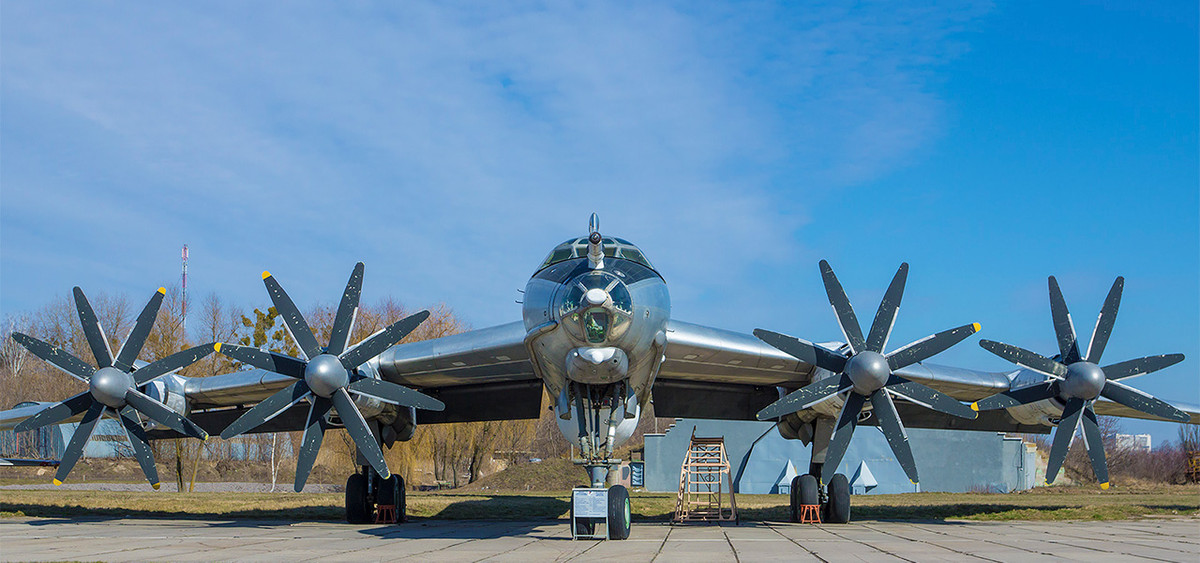Ngoài lực lượng tàu nổi, còn có tàu ngầm của Hạm đội Thái Bình Dương và một số máy bay chống ngầm tầm xa Tu-142M3 của không quân hải quân tham gia. Tu-142 là loại máy bay tuần tra chống ngầm loại lớn, được phát triển trên cơ sở máy bay ném bom chiến lược Tu-95, có thời gian hoạt động dài và tầm bay xa.